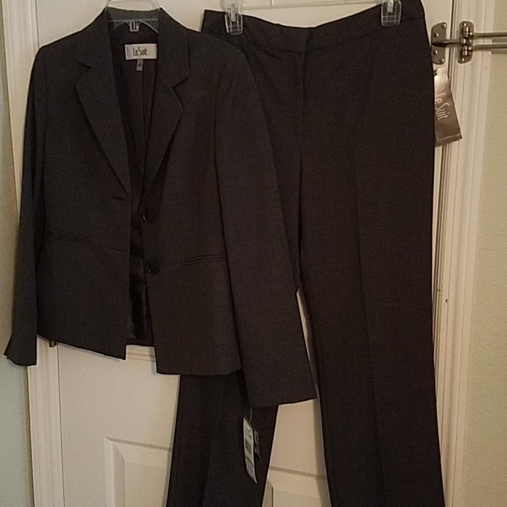 Le Suit 2 piece, dark grey, size 4, never worn.